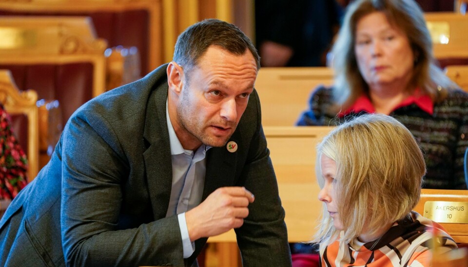 Torgeir Knag Fylkesnes (på bildet) er leder av programkomiteen for SVs arbeidsprogram 2025-2029. Her er han avbildet med SV-leder Kirsti Bergstø. Torgeir Knag Fylkesnes (SV) seier partiet ynskja eit større arbeid der det blir greidd ut korleis dei norske straumprisane blir sette.Foto: Terje Bendiksby / NTB