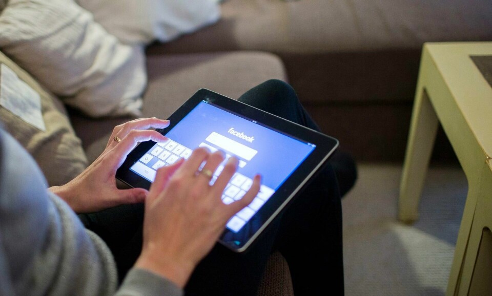 Dessverre er det ingenting som tyder på at eierselskapet Meta har planer om å stoppe falske Facebook-annonser på egenhånd. Derfor må myndighetene komme på banen, skriver Torkil Vederhus. Facebook, sosiale medier, internett.
