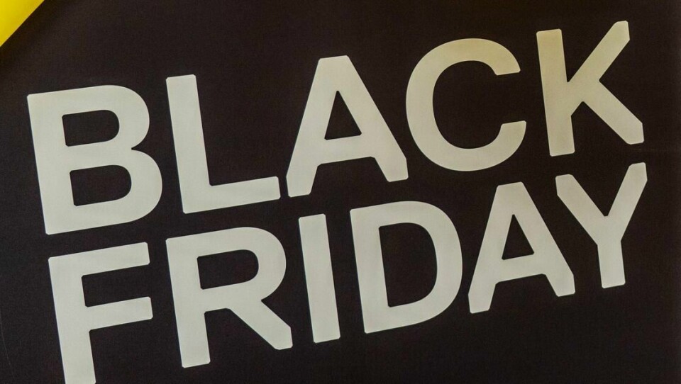 Butikkene lokker med black friday, black-week og black months tilbud, men ikke alle tilbudene er så gode som de framstilles som. Illustrasjonsfoto. Oslo 20231123. På kundesenteret i Komplett.no er det høy aktivitet i forbindelse med Black Week og Black Friday. Lageret utenfor Sandefjord håndterer salget av store mengder forbrukerelektronikk. Komplett Group AS er Nordens største netthandelsaktør med totalt 14 nettbutikker.Emneord: Lager, netthandel, nettbutikk, logistikk,Foto: Ole Berg-Rusten / NTB