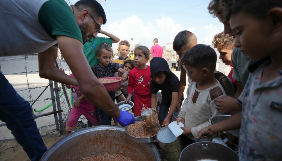 Palestinske barn står i kø for matrasjoner på Gaza. Fordrevne palestinske barn står i kø for å få utdelt mat i Deir al-Balah 18. oktober. Foto: Abdel Kareem Hana / AP / NTB