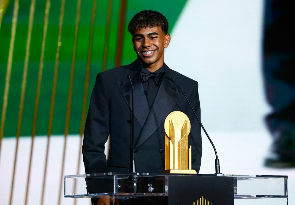 Barcelona-vidunderbarnet Lamine Yamal (17) fikk prisen som forrige sesongs beste unge spiller på Ballon d'Or-gallaen i Paris mandag kveld. Barcelona-vidunderbarnet Lamine Yamal (17) fikk prisen som forrige sesongs beste unge spiller på Ballon d'Or-gallaen i Paris mandag kveld.