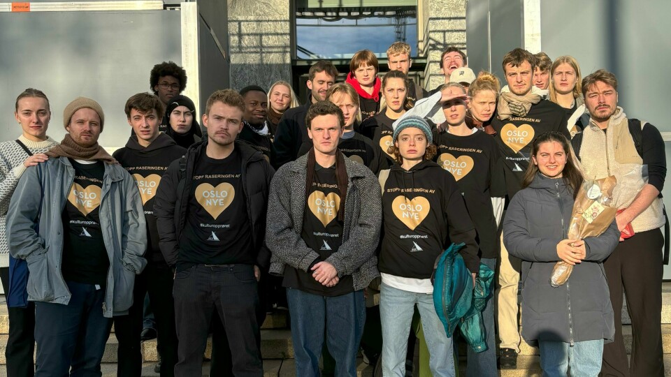 Unge skuespillere, teaterfolk og studenter fra Kunsthøgskolen i Oslo aksjonerer utenfor Olso Rådhus onsdag. Oslo Nye.