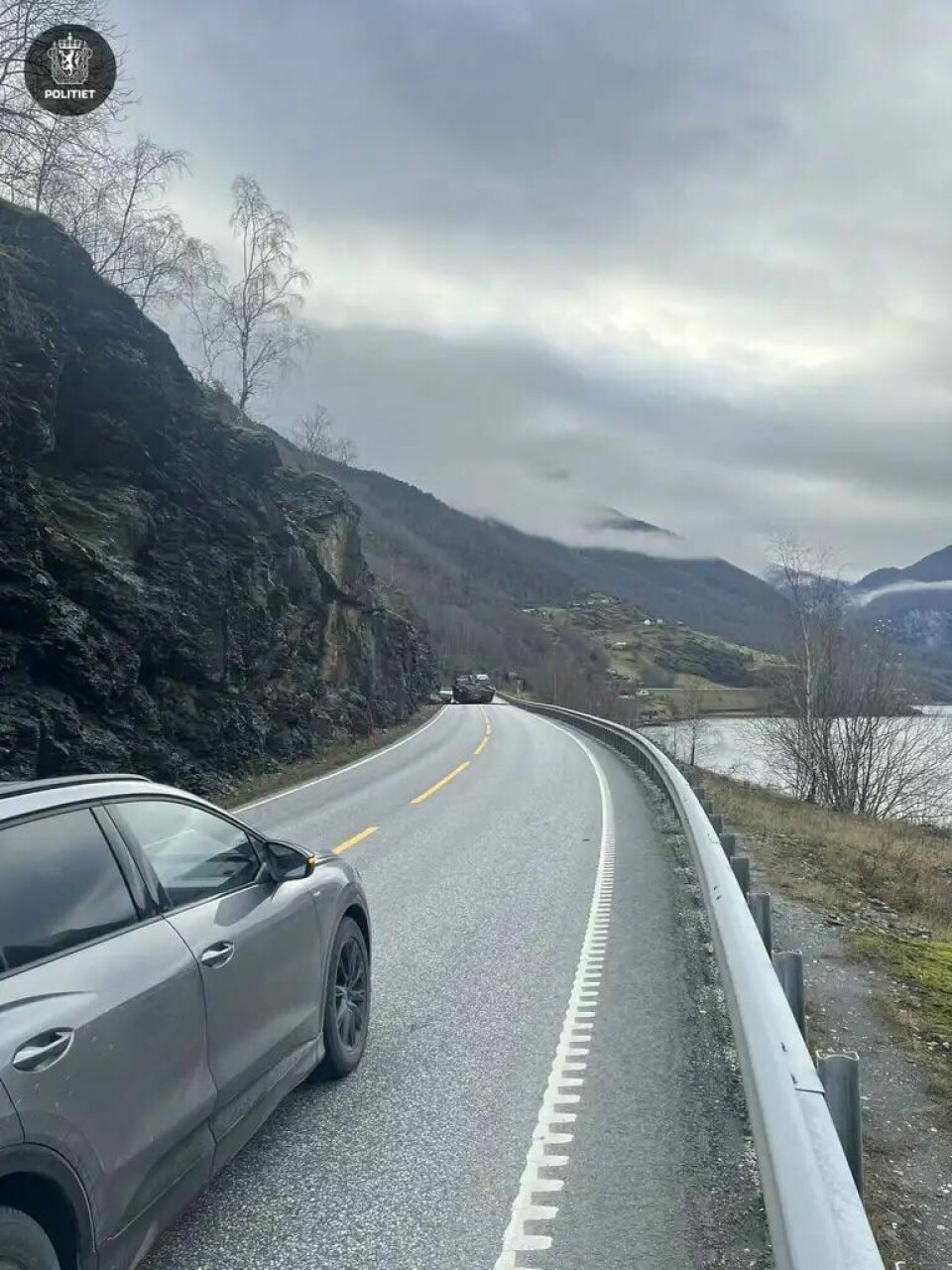 En stor steinblokk sperrer E16 ved Naustavikneset mellom Onstadtunnelen og Fretheimtunnelen i Aurland. En stor steinblokk sperrer E16 ved Naustavikneset mellom Onstadtunnelen og Fretheimtunnelen i Aurland.Foto: Politiet / Handout / NTB