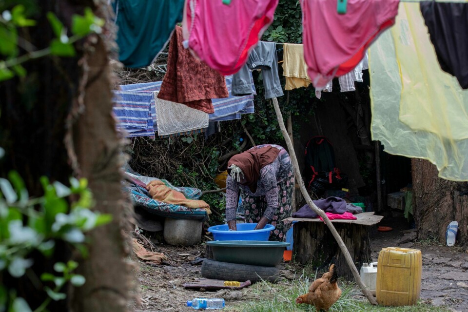 En kvinne vasker familiens klær utenfor teltet sitt i den etiopiske hovedstanden Addis Abeba. Landet er preget av stor fattigdom. Arkivfoto. En kvinne vasker familiens klær utenfor teltet sitt i den etiopiske hovedstanden Addis Abeba. Landet er preget av stor fattigdom. Arkivfoto: Mulugeta Ayene / AP / NTB