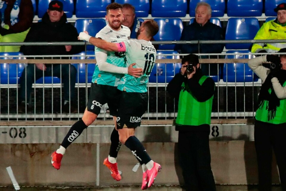 Vikings Gianni Stensness og Zlatko Tripic feirer førstnevntes matchvinnerscoring søndag. Vikings Gianni Stensness og Zlatko Tripic feirer førstnevntes matchvinnerscoring søndag. Foto: Christoffer Andersen / NTB