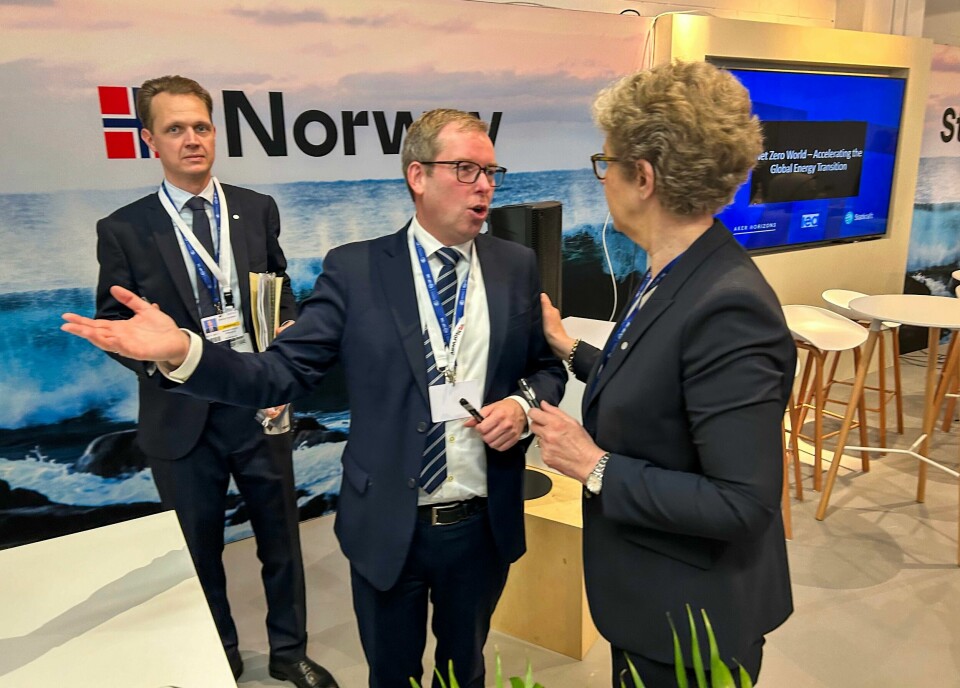 Administrerende direktør Håkon Haugli i Innovasjon Norge i samtale med daværende konsernsjef Hilde Merete Aasheim i Norsk Hydro under fjorårets klimatoppmøte i Dubai. Bak står Andreas Willersrud i Norsk Hydro. Administrerende direktør Håkon Haugli i Innovasjon Norge i samtale med daværende konsernsjef Hilde Merete Aasheim i Norsk Hydro under fjorårets klimatoppmøte i Dubai. Bak står Andreas Willersrud i Norsk Hydro. Foto: Gaute Gaarder/Innovasjon Norge