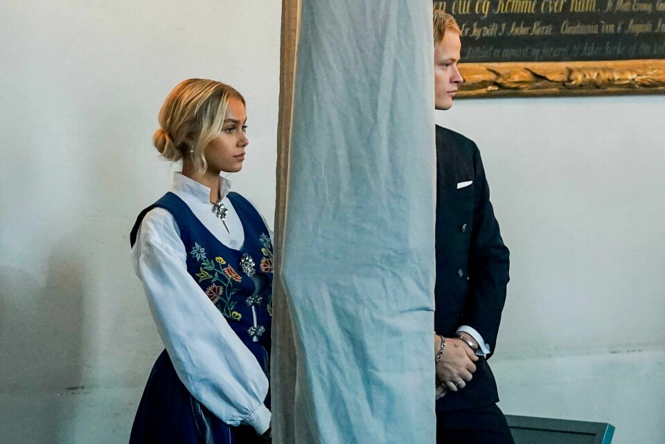 Juliane Snekkestad og daværende kjæreste Marius Borg Høiby konfirmasjonen til prins Sverre Magnus i 2020. Snekkestad er en av de fornærmede i straffesaken mot Borg Høiby. Juliane Snekkestad og Marius Borg Høiby i Asker kirke i september 2020, da de deltok i konfirmasjonen til prins Sverre Magnus. Foto: Lise Åserud / NTB