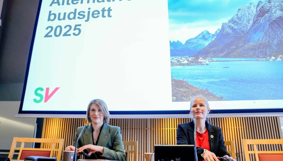 Partileder Kirsti Bergstø og finanspolitisk talsperson Kari Elisabeth Kaski presenterer SVs alternative budsjett. SV vil styrke kollektivtransporten med nesten 1 milliard kroner. De la fram sitt alternative budsjett torsdag. Foto: Beate Oma Dahle / NTB