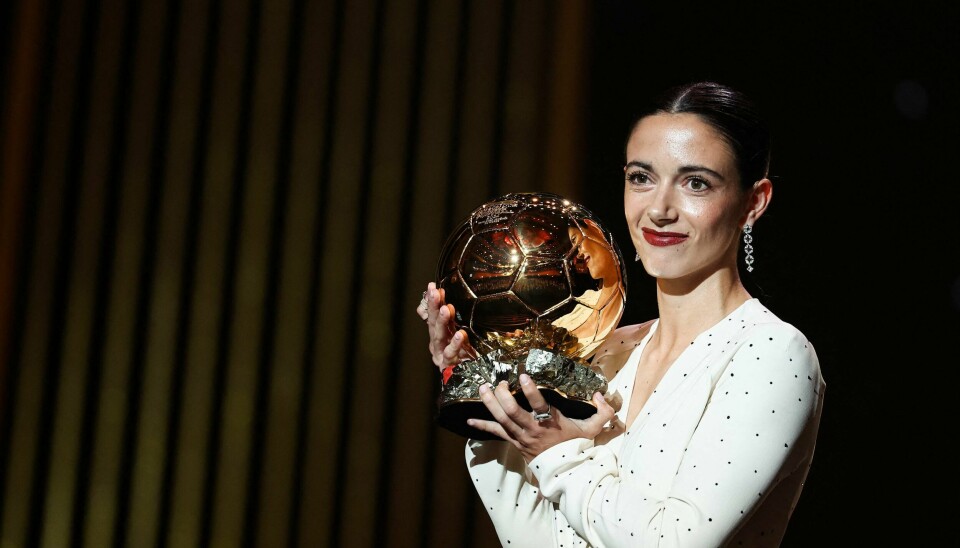 Barcelona-spiller Aitana Bonmati slo lagvenninne Caroline Graham Hansen og ble kåret til verdens beste kvinnelige spiller for andre året på rad Barcelona-spiller Aitana Bonmati slo lagvenninne Caroline Graham Hansen og ble kåret til verdens beste kvinnelige spiller for andre året på rad