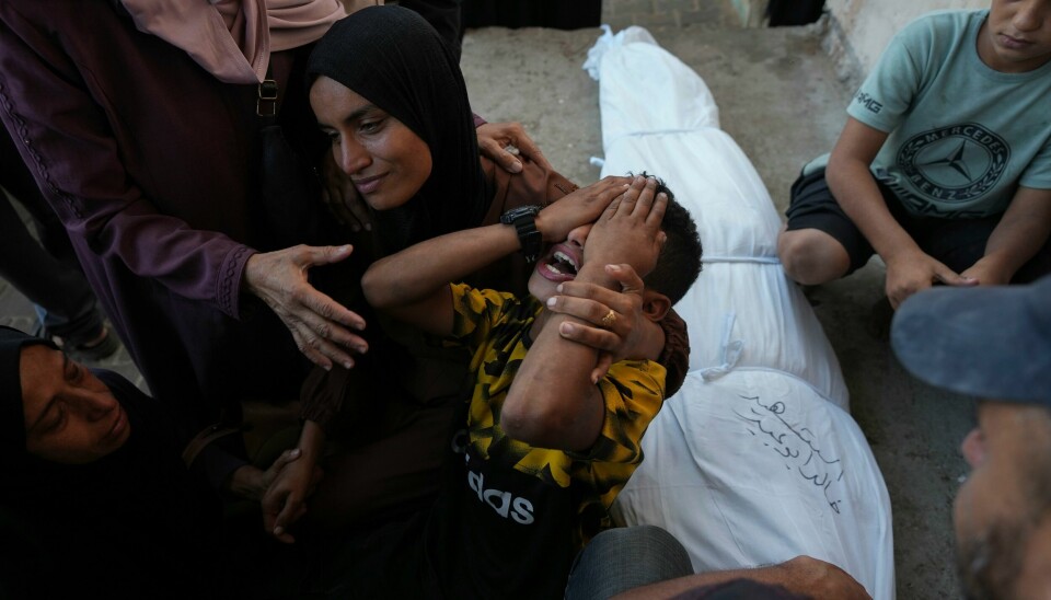De israelske angrepene på Gazastripen har ifølge palestinske helsemyndigheter krevd over 43.000 liv, og flertallet av ofrene er barn og kvinner. Dette har ikke fått følger for USAs våpenleveranser til Israel. Palestinere i sorg utenfor et likhus i Deir al-Balah på Gazastripen onsdag. Foto: Abdel Kareem Hana / AP / NTB