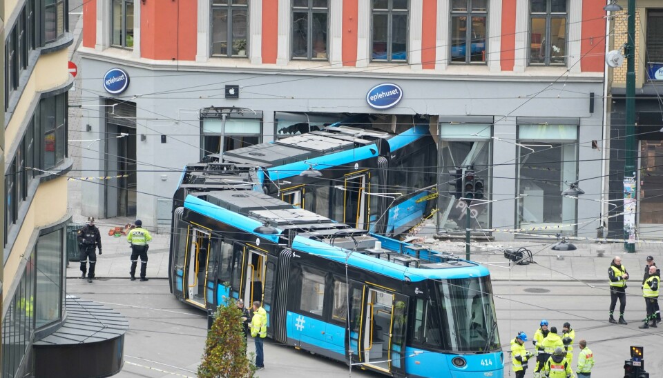 Trikkeavsporingen skapte overskrifter verden over. Ein trikk spora av og køyrde inn i ein bygning i Oslo senstrum tysdag føremdidag. Foto: Terje Pedersen / NTB / NPK