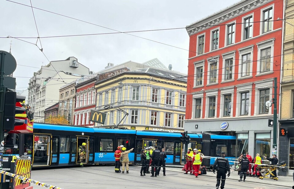 En trikk har sporet av og kjørt inn i en Eplehuset-butikk i Storgata i Oslo sentrum. En trikk har sporet av og kjørt inn i en Eplehuset-butikk i Storgata i Oslo sentrum.