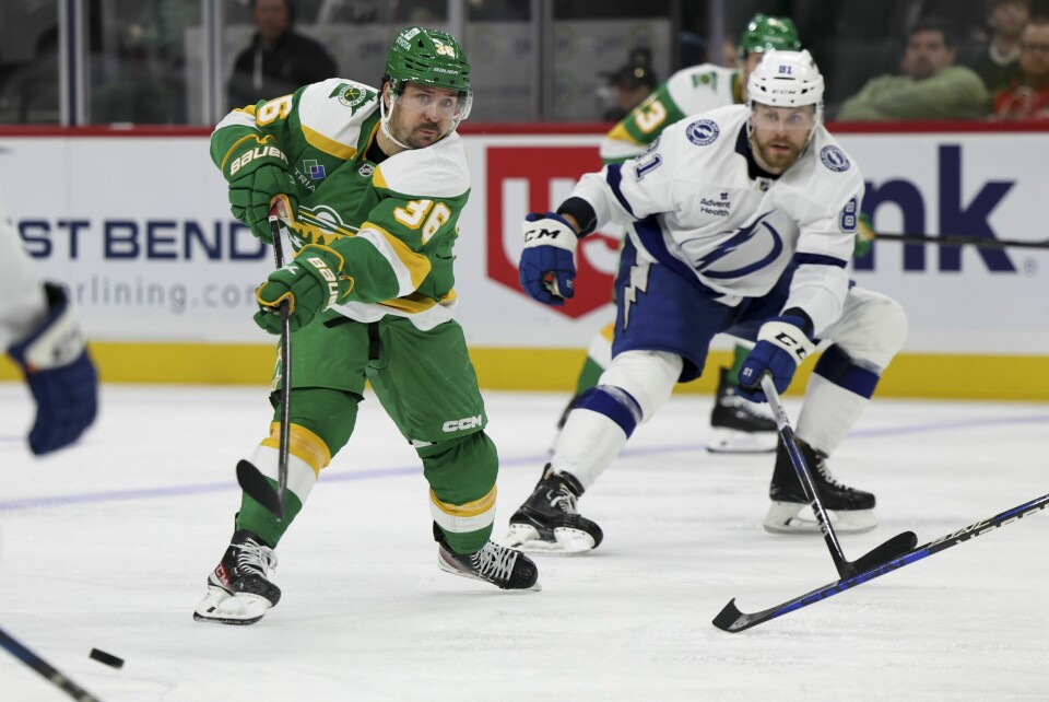 Minnesota Wilds høyreving Mats Zuccarello (36) sender pucken oppover isen mens Tampa Bay Lightnings forsvarsspiller Erik Cernak, til høyre, ser på i tredje periode i NHL-oppgjøret St. Paul, Minnesota. Minnesota Wilds høyreving Mats Zuccarello (36) sender pucken oppover isen mens Tampa Bay Lightnings forsvarsspiller Erik Cernak, til høyre, ser på i tredje periode i NHL-oppgjøret St. Paul, Minnesota. Foto: Ellen Schmidt / AP / NTB