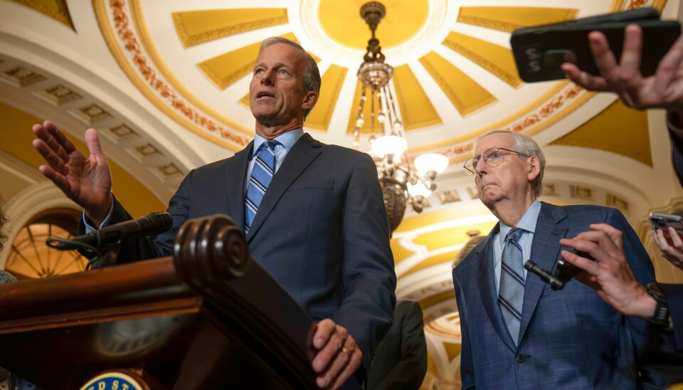 John Thune (t.v.) blir Republikanernes nye leder i Senatet. Han kommer fra stillingen som innpisker og tar over etter Mitch McConnell (t.h.). John Thune (t.v.) blir Republikanernes nye leder i Senatet. Han kommer fra stillingen som innpisker og tar over etter Mitch McConnell (t.h.). Foto: Mark Schiefelbein / AP / NTB