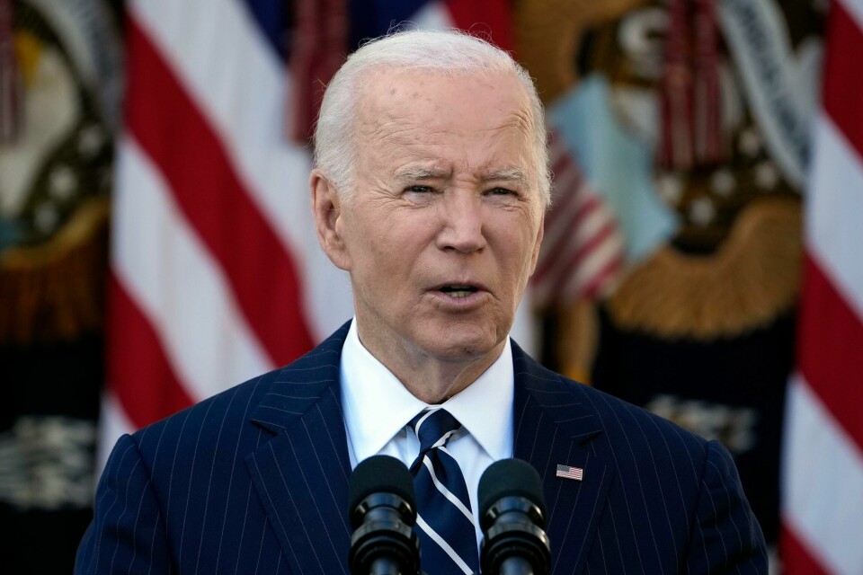 USAs avtroppende president Joe Biden har fjernet restriksjonene som hindret Ukraina i å bruke amerikanske våpen mot mål dypt inne i Russland. President Joe Biden talte torsdag i sine første offentlige kommentarer siden presidentvalget. Foto: Susan Walsh / AP / NTB