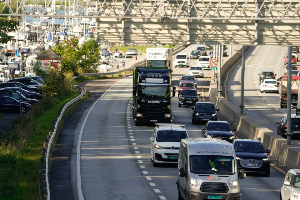 Illustrasjonsfoto. Kollektivfeltene inn til Oslo har blitt sperret for elbiler, men deler er blitt åpnet igjen for elbiler i helgene. Nå ber transportkomiteen på Stortinget om at det åpnes mer opp. Foto: Terje Bendiksby / NTB