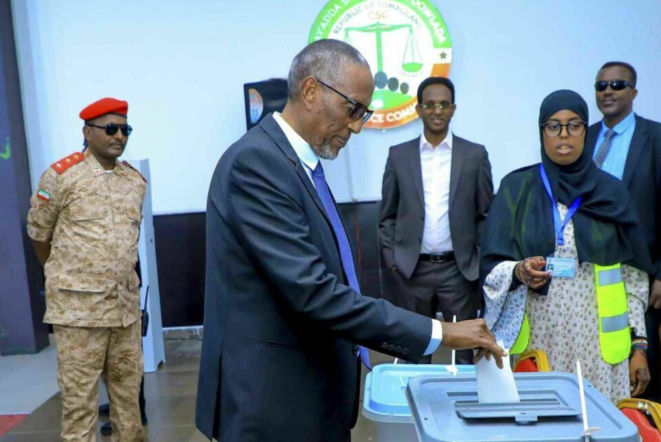 Somalilands president Muse Bihi avga sin stemme i presidentvalget i utbryterregionen onsdag morgen. Somalilands president Muse Bihi avga sin stemme i presidentvalget i utbryterregionen onsdag morgen. Foto: Abdirahman Aleeli / AP / NTB