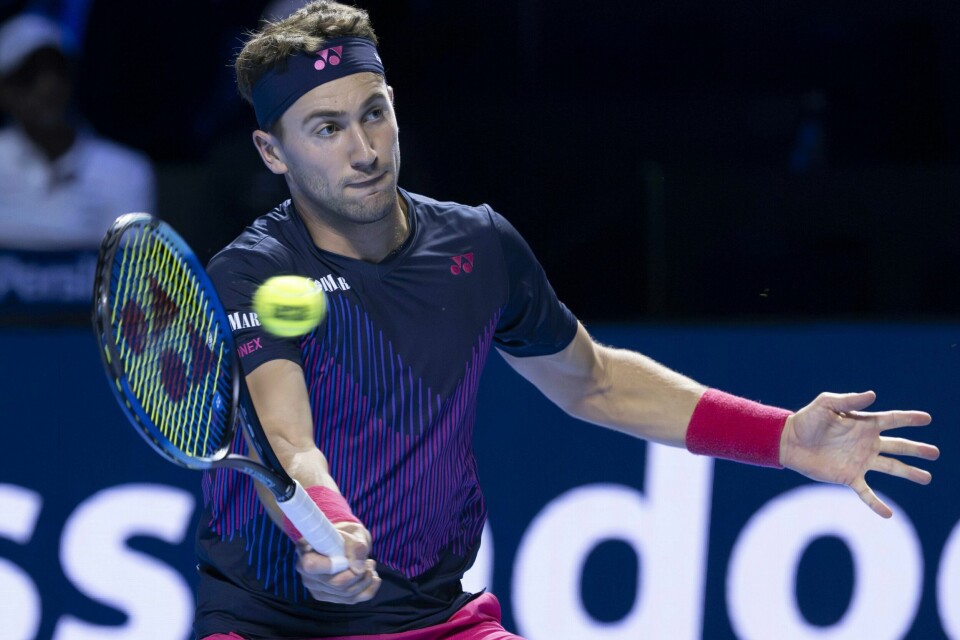Casper Ruud måtte si takk for seg i Paris Masters. Her er han i aksjon i sist ukes turnering i sveitsiske Basel. Casper Ruud måtte si takk for seg i Paris Masters. Her er han i aksjon i sist ukes turnering i sveitsiske Basel. Foto: Georgios Kefalas / Keystone via AP / NTB