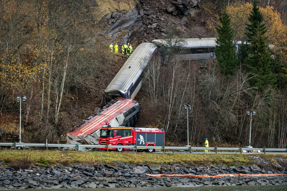 24. oktober traff et passasjertog et steinras og sporet av på Nordlandsbanen mellom Bjerka og Mo i Rana. Lokføreren døde og fire andre personer ble skadet. Ulykken har medført lokomotivmangel som påvirker tilbudet på Nordlandsbanen. Mandag fortsetter arbeidet med å sikre ulykkesstedet der et tog sporet av torsdag i forrige uke. Foto: Bjørn Leirvik / NTB