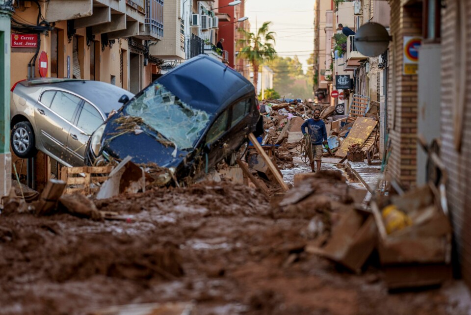 Gatene i Valencia var fulle av bilvrak og bygningsrester etter oversvømmelsene i Spania. Gater fulle av bilvrak ettre oversvømmelsene i Valencia. Foto: Manu Fernandez / AP / NTB