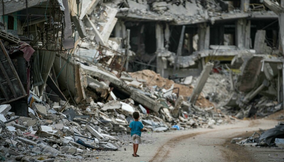 Over 43.000 mennesker er ifølge palestinske helsemyndigheter drept i israelske angrep på Gazastripen det siste året, og ødeleggelsene er enorme. Norge og drøyt 50 andre land ber nå om stans i våpenleveransene til Israel. Hamas-leder Khaled Meshaal mener at bevegelsen stadig klarer å rekruttere nye krigere, og at bevegelsen vil reise seg igjen, som fugl føniks fra asken. Her vandrer en liten gutt gjennom ødeleggelsene i Khan Younis på Gazastripen. Foto: Abdel Kareem Hana /AP / NTB