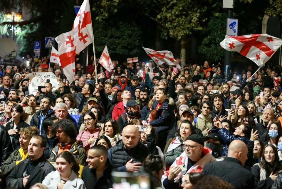 Demonstranter protesterte mot valgresultatet i Tbilisi mandag. Demonstranter protesterte mot valgresultatet i Tbilisi mandag. Foto: Zurab Tsertsvadze / AP / NTB