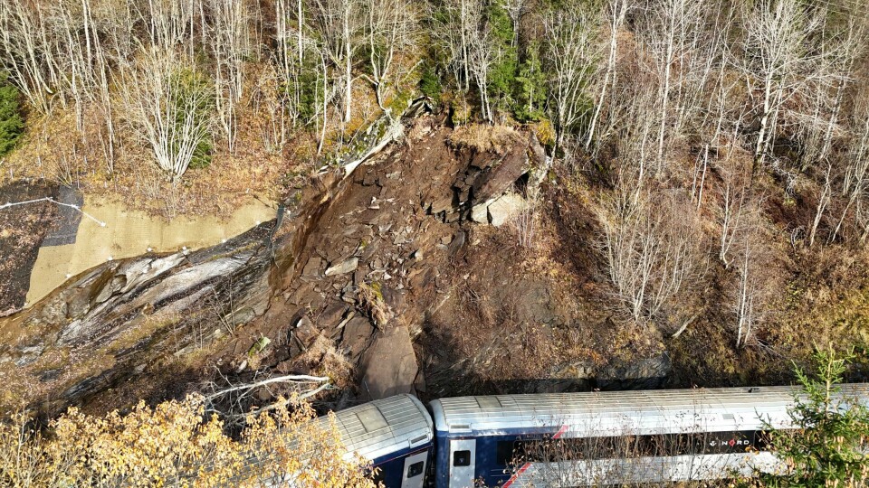 Deler av fjellet som ved Nordlandsbanen falt ut i togsporet før avsporingen. Bane Nor forbereder nå arbeidet med å fjerne steinblokka, og selve fjerningen kan starte tidligst tirsdag. Bildet er tatt ved ulykkesstedet mandag 28. oktober. Foto: Bane Nor / Handout / NTB