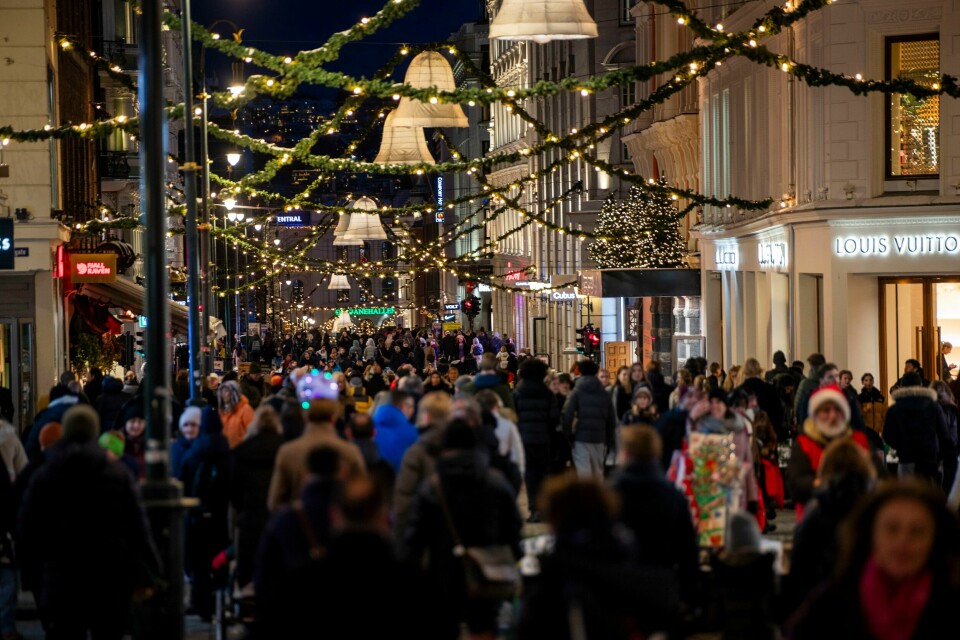 Julestemning på Karl Johans gate i Oslo. Arkivfoto. Karl Johans gate var full av folk under julehandelen i desember. Foto: Frederik Ringnes / NTB