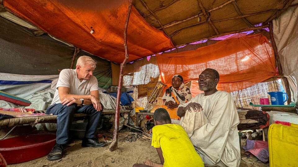 Flyktninghjelpens generalsekretær har besøkt krigsherjede Sudan, der han blant annet møtte internt fordrevne i havnebyen Port Sudan. Blant dem han møtte var Anwar som flyktet fra Khartoum sammen med kona og de seks barna for fire måneder siden. Flyktninghjelpens generalsekretær har besøkt krigsherjede Sudan, der han blant annet møtte internt fordrevne i havnebyen Port Sudan. Blant dem han møtte var Anwar som flyktet fra Khartoum sammen med kona og de seks barna for fire måneder siden. Foto: Karl Schembri / NRC / Handout / NTB