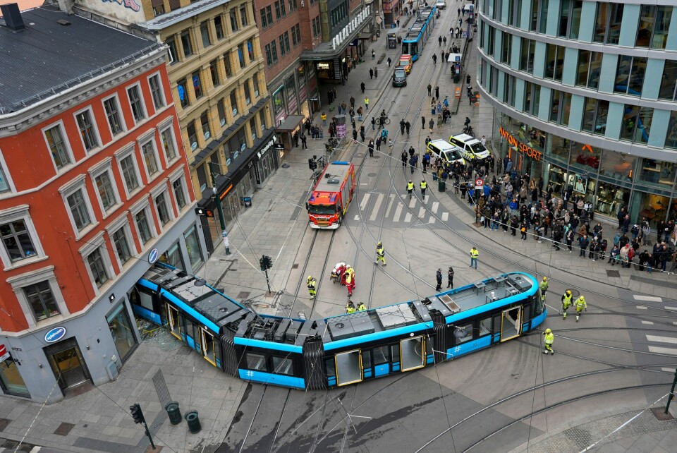 Istedenfor å svinge til venstre i denne svingen, kjørte trikken i full fart rett fram, sporet av og dundret inn i Eplehusets lokaler i Storgata i Oslo. Det er foreløpig ikke kjent hva som var årsaken til at en trikk sporet av og kjørte inn i en butikk i Oslo sentrum tirsdag formiddag. Foto: Terje Pedersen / NTB