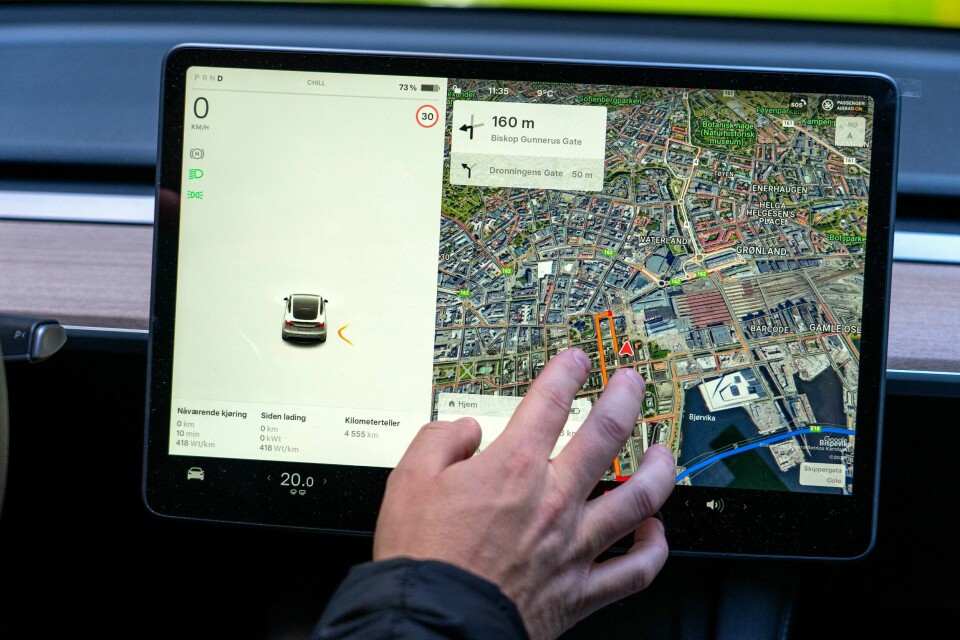 Å bruke berøringsskjerm er som å kjøre i blinde i flere meter, sier Trygg Trafikk. Å bruke berøringsskjerm er som å kjøre i blinde i flere meter, sier Trygg Trafikk. Foto: Gorm Kallestad / NTB