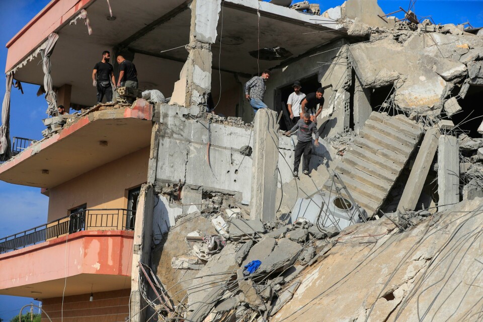 Folk leter etter ofre etter et israelsk angrep mot byen Ghaziyeh i Sør-Libanon søndag Folk leter etter ofre etter et israelsk angrep mot byen Ghaziyeh i Sør-Libanon søndag. Foto: Mohammed Zaatari / AP / NTB