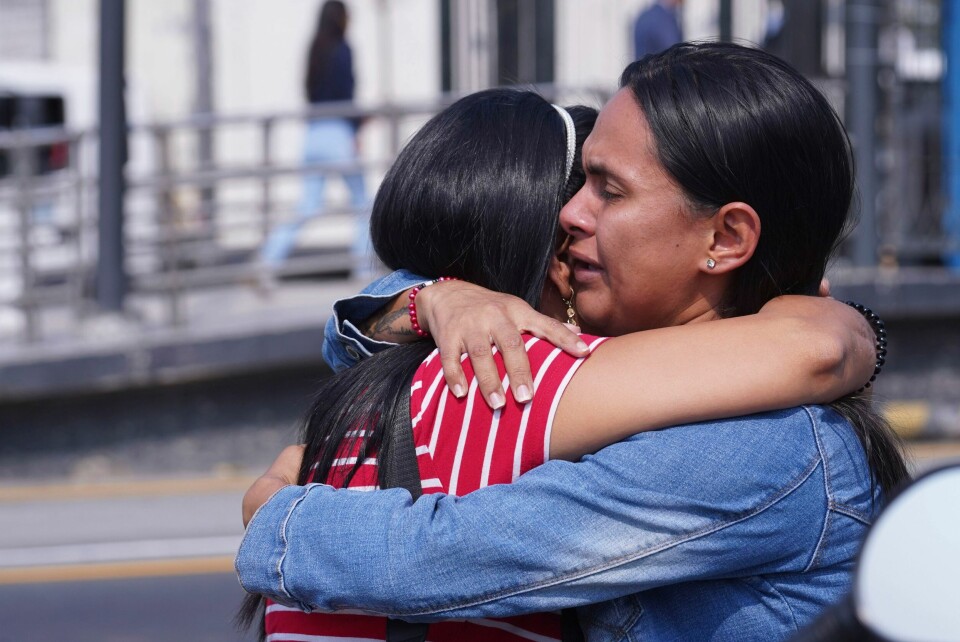 Familiemedlemmer av innsatte i Litoral-fengselet i Ecuador samlet seg tirsdag utenfor fengselet etter at minst 15 personer ble drept i voldelige sammenstøt. Familiemedlemmer av innsatte i Litoral-fengselet i Ecuador samlet seg tirsdag utenfor fengselet etter at minst 15 personer ble drept i voldelige sammenstøt. Foto: Cesar Munoz / AP / NTB