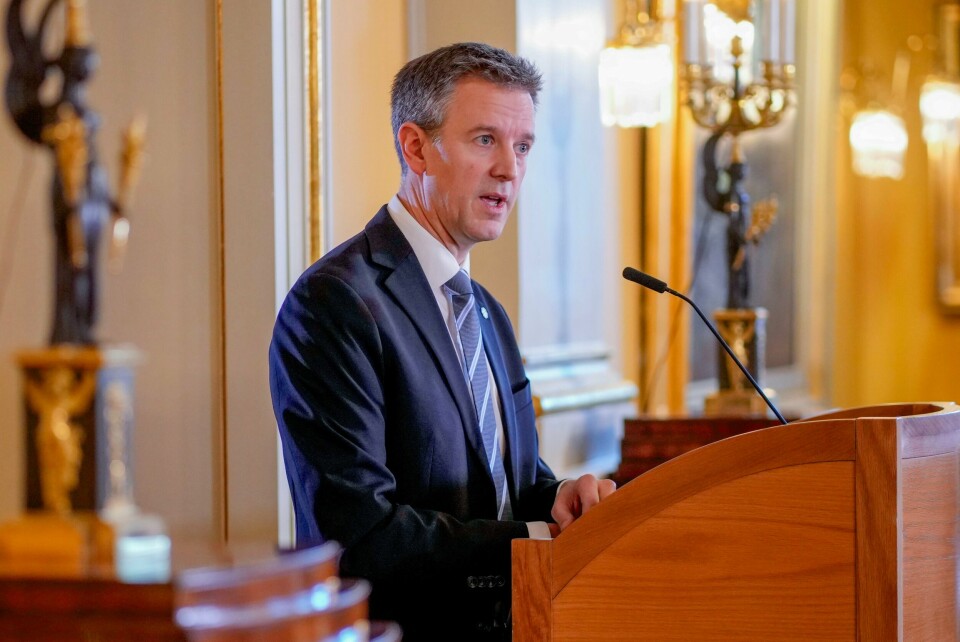 Kommunal- og distriktsminister Erling Sande vil forenkle og rydde opp i forholdet mellom staten og kommunene. – Antisemittismen er seiglivet. Vi har en viktig jobb foran oss, sa kommunal- og distriktsminister Erling Sande da handlingsplanen mot antisemittisme ble lagt fram mandag. Foto: Heiko Junge / NTB