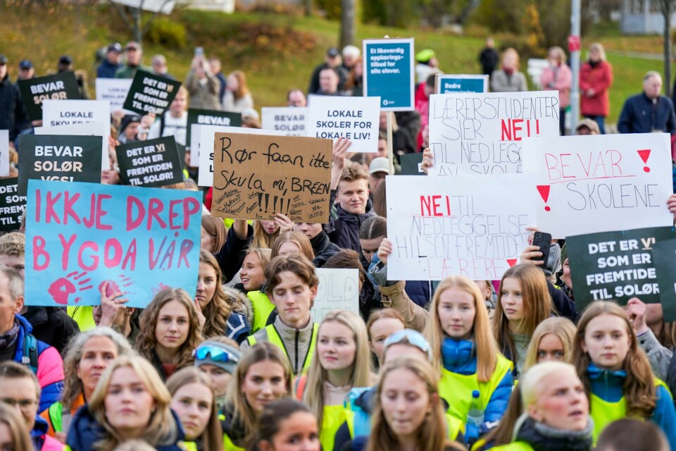Ungdommene protesterte mot skolenedleggelser i Innlandet. Uten at det hjalp. Nå har en rekke Ap-medlemmer meldt seg ut av partiet etter at Ap i fylkestinget var med på å legge ned flere skoler. Ungdommene roses for sitt engasjement, men tapte kampen mot skolenedleggelser i Innlandet så det sang. Det kan koste oss dyrt på sikt.