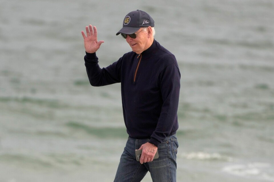 President Joe Biden fylte onsdag 82 år og ble dermed USAs eldste sittende president gjennom tidene. Her under en rusletur på stranden i hjemstaten Delaware tidligere i måneden. President Joe Biden fylte onsdag 82 år og ble dermed USAs eldste sittende president gjennom tidene. Her under en rusletur på stranden i hjemstaten Delaware tidligere i måneden. Foto: AP / NTB