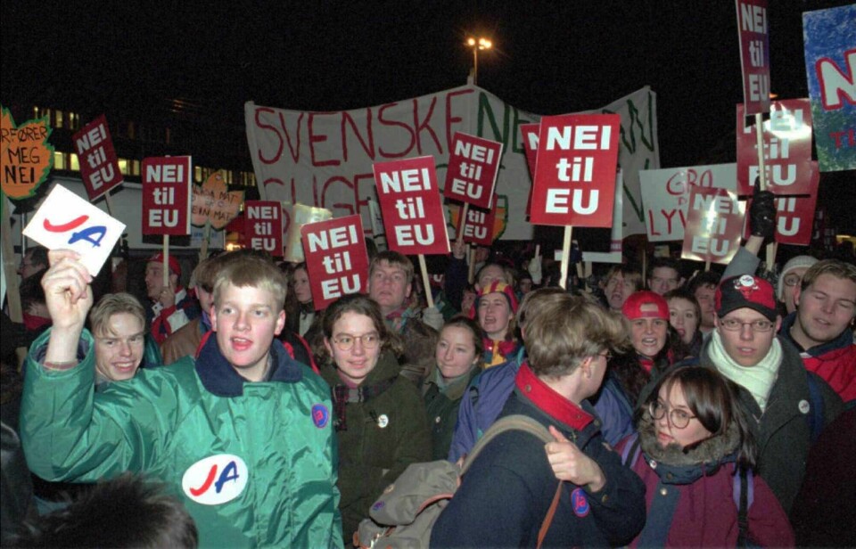 Nei til EU demonstrerer i Tromsø i 1994. Folket sa nei den gangen for 30 år siden. Det er på tide med en ny avstemning, mener Dagsavisen. Nei til EU demonstrerer i Tromsø i 1994. Folket sa nei den gangen for 30 år siden. Det er på tide med en ny avstemning, mener Dagsavisen.