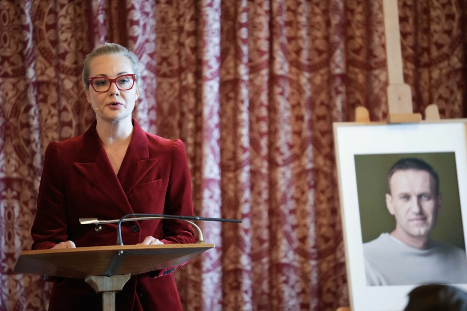 Julia Navalnaja er etterlyst i Russland og er nå ført opp på en terror- og ekstremistliste. Tidligere i sommer besøkte hun Oslo og mottok en pris under Oslo Freedom Forum. Julia Navalnaja mottar Oslo Freedom Forums menneskerettighetspris på vegne av sin avdøde ektemann, Alexej Navalnyj, under en seremoni i Oslo rådhus i mars 2024.Foto: Terje Bendiksby / NTB