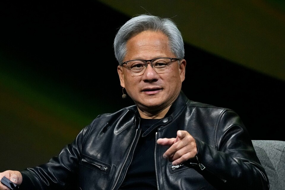Det vil trolig ta en årrekke før verden klarer å skape et KI-verktøy som ikke hallusinerer, altså finner på ting, tror Nvidia-sjef Jensen Huang. Jensen Huang var fredag på nytt sjef for verdens mest verdifulle selskap etter at Nvidia passerte Apple i børsverdi. Foto: AP / NTB