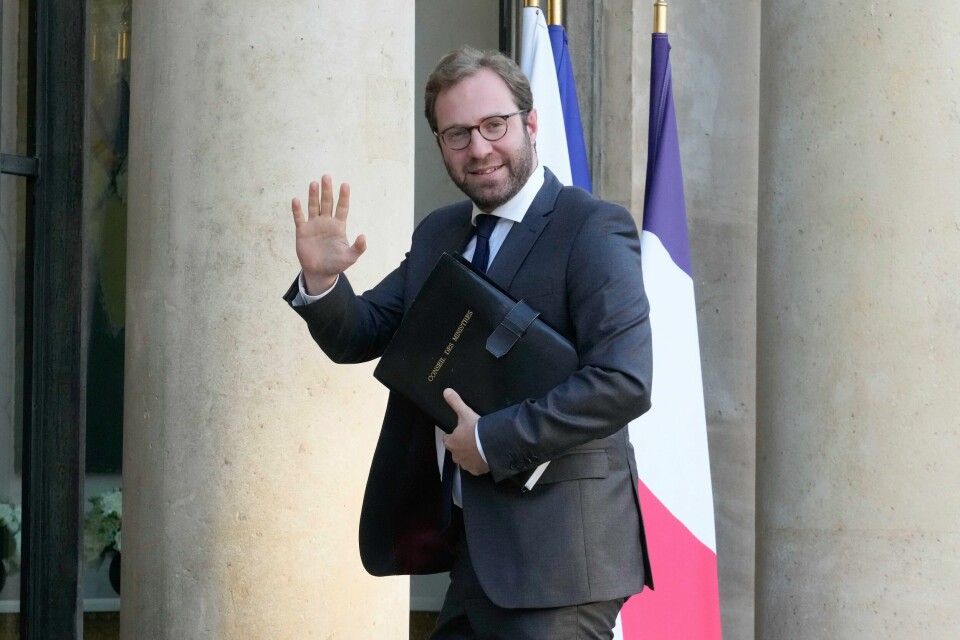 Frankrikes finansminister Antoine Armand sier regjeringen er villig til å inngå kompromiss for å få statsbudsjettet vedtatt. Frankrikes finansminister Antoine Armand lover å få den franske økonomien på rett kjøl. Foto: Michel Euler / AP / NTB