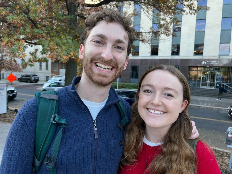 Zach og Alice gleder seg begge til å avgi sin stemme i det amerikanske valget. Zach og Alice gleder seg begge til å avgi sin stemme i det amerikanske valget.
