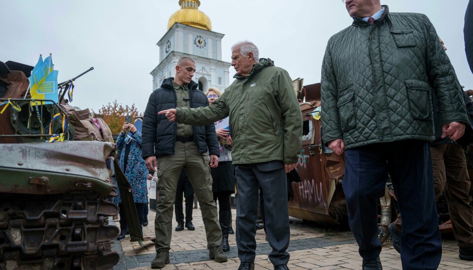 EUs utenrikssjef Josep Borrell (i midten) så på ødelagte russiske stridsvogner i Kyiv sammen med Ukrainas utenriksminister Andrij Sybiha lørdag. EUs utenrikssjef Josep Borrell (i midten) så på ødelagte russiske stridsvogner i Kyiv sammen med Ukrainas utenriksminister Andrij Sybiha lørdag. Foto: Jevhen Maloletka / AP / NTB