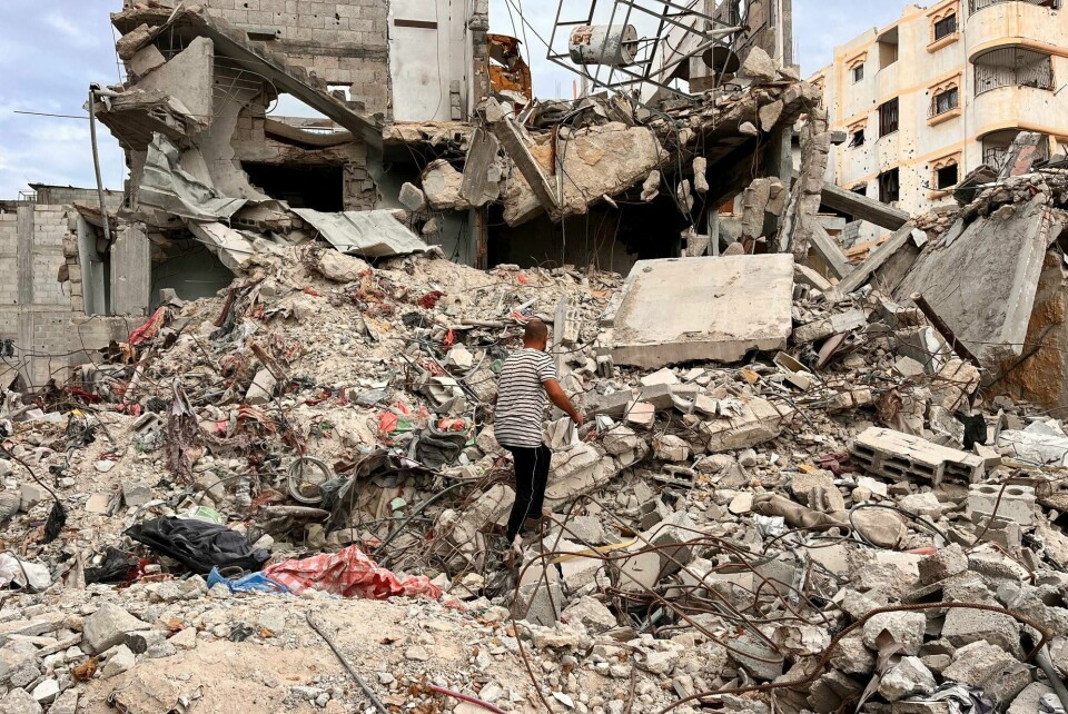 En palestinsk mann leter etter eiendelene sine i ødeleggelsene etter et nylig israelsk angrep på Khan Younis i det sørlige Gaza.