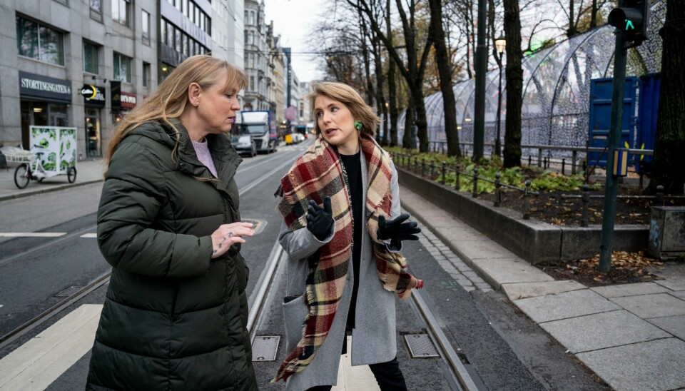 SVs Kari Elisabeth Kaski (til høyre) og Grete Wold er gavmilde med studentene i sitt alternative budsjett SVs alternative budsjett legges fram torsdag. Kari Elisabeth Kaski og Grete Wold røper at de legger inn mer penger til barnehagebemanning. Foto: Javad Parsa / NTB