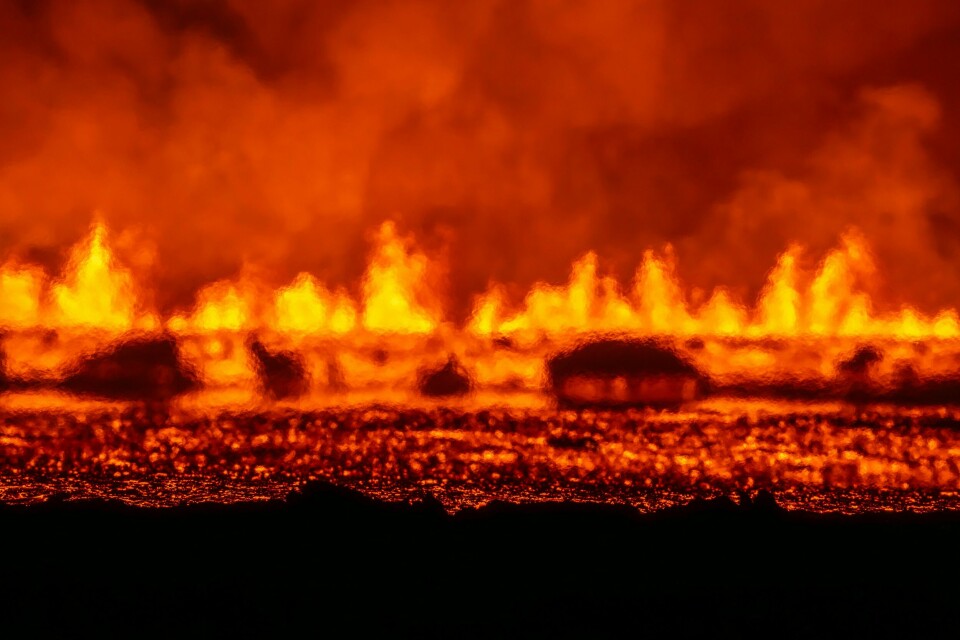 Vulkanutbruddet på Island sett fra veien til Grindavik. Vulkanutbruddet på Island sett fra veien til Grindavik. Foto: Marco di Marco / AP / NTB