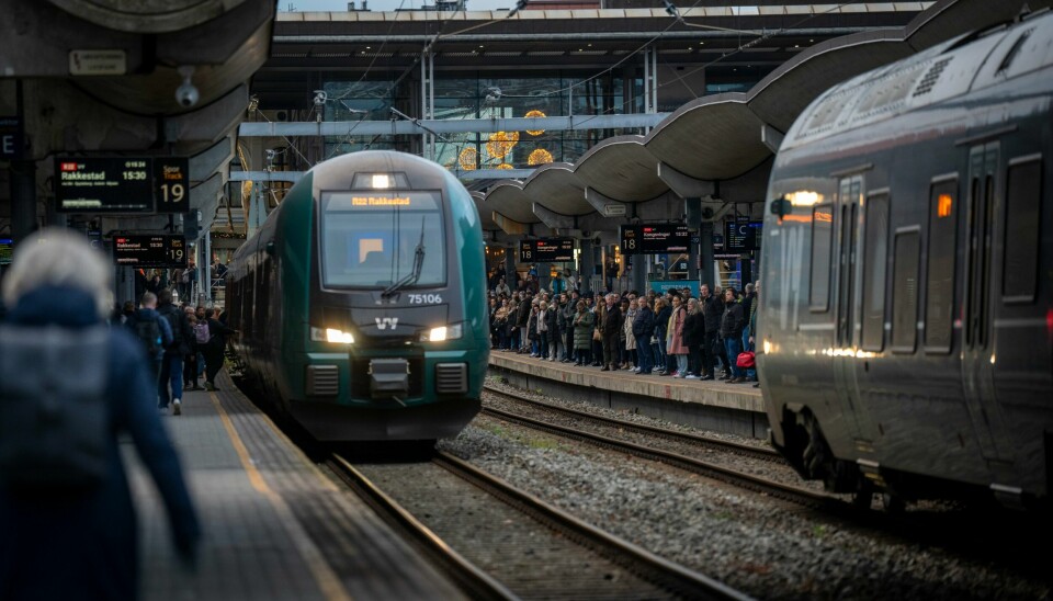 Det er forsinkelser og innstillinger i togtrafikken i Oslo-området på grunn av signalfeil mellom Oslo S og Nationaltheatret. Togtrafikken forbi Nationaltheatret stasjon forblir stengt utover kvelden. Foto: Heiko Junge / NTB