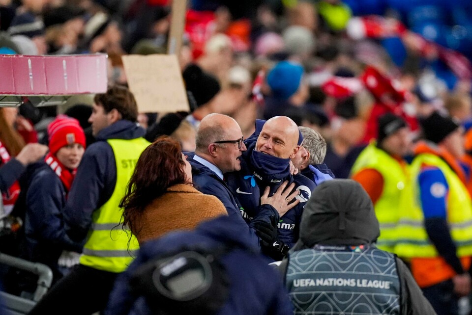 Generalsekretær i Norges Fotballforbund Karl-Petter Løken, landslagssjef Ståle Solbakken og fotballpresident Lise Klaveness jubler når det blir klart at Norge ble puljevinner. Generalsekretær i Norges Fotballforbund Karl-Petter Løken, landslagssjef Ståle Solbakken og fotballpresident Lise Klaveness jubler når det blir klart at Norge ble puljevinner.