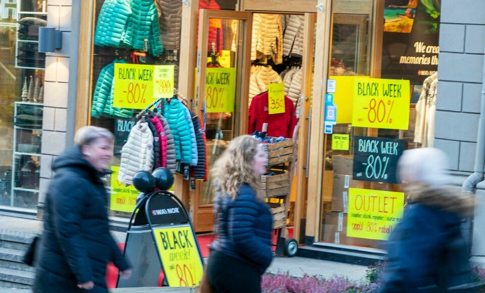 Denne uka dukker «Black Week»-tilbudene opp overalt og folk strømmer til butikkene. Vårt overforbruk er trolig på sitt verste, skriver forfatterne av innlegget. Nå dukker «Black Week»-tilbudene opp overalt og folk strømmer til butikkene.