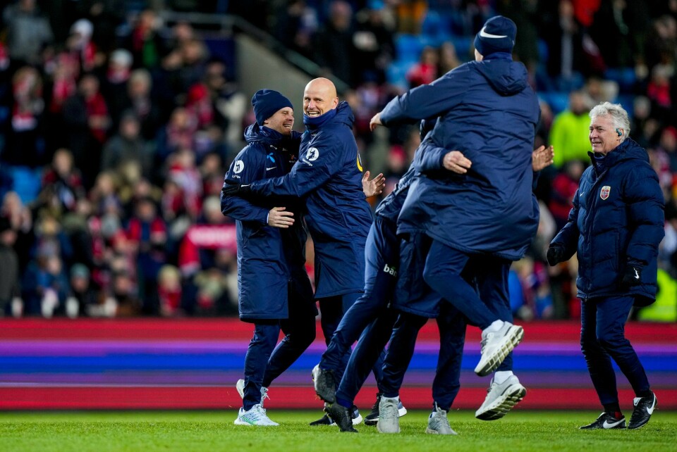 Ståle Solbakken har all grunn til å glede seg over utfallet av både egne og andre lags kamper under novembersamlingen. Veien til VM virker mindre stupbratt nå. Ståle Solbakken har all grunn til å glede seg over utfallet av både egne og andre lags kamper under novembersamlingen. Veien til VM virker mindre stupbratt nå.