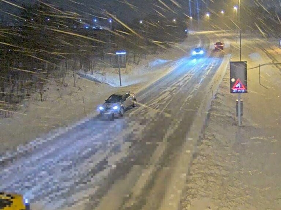 Det snør sidelengs op Sandnessundbrua i Tromsø, viser bilder fra Statens vegvesens webkamera. Det er meldt om vindkast opp til 40 m/s i de nordligste delene av Norge i dag. Bildet viser at det snør sidelengs på Sandnessundbrua i Tromsø, viser bilder fra Statens vegvesens webkamera. Det er meldt om vindkast opp til 40 m/s i de nordligste delene av Norge i dag. Foto: Statens vegvesen / Handout / NTB